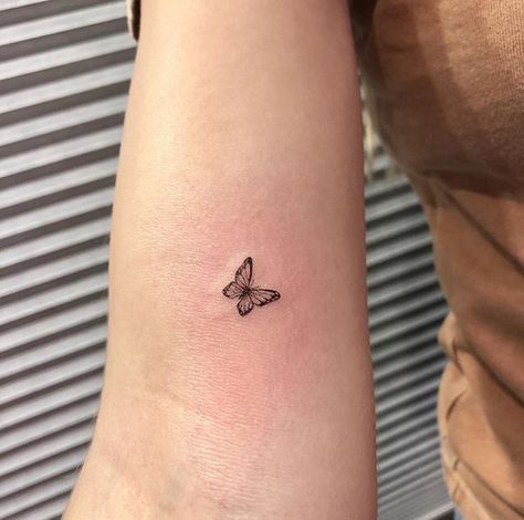 by @tattooartbyhailey on Instagram Black Butterfly Tattoo, Small Butterfly Tattoo, Inspiration Tattoos, Bff Tattoos, Cute Tiny Tattoos, Small Butterfly, Cute Small Tattoos, Cute Tattoos For Women, Discreet Tattoos