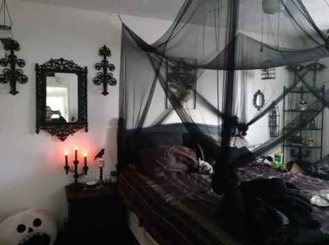 Goth Room With White Walls, Gothic Bedroom Decor Ideas, Simple Goth Bedroom, Black Metal Bedroom, Romantic Goth Bedroom, Gothic Bedroom Ideas, Gothic Decor Bedroom, Goth Bedroom, Gothic Room