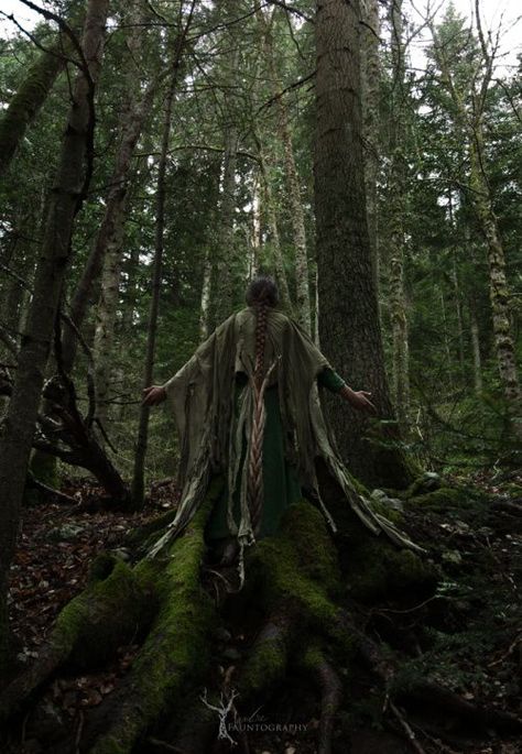 The hedge witch is a type of witch that works in both the physical and the spiritual. Learn more about hedge witches, the hedge witch, and hedge witchcraft here #hedgewitch #typesofwitches #witchcraft Lucien Underworld, Forest Witch Aesthetic, Fairytale Vibes, Fae Realm, Crystal Witch, Autumn Photos, Nature Witch, Arte Occulta, Nature Goddess