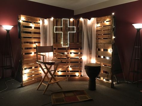 Pallet Stage Design, Fall Decorations For Church Stage, Church Party Decorations, Youth Decorations Church, Church Youth Group Room Design, Youth Group Decor, Church Event Decorations, Church Youth Room Ideas Decor, Worship Room Ideas