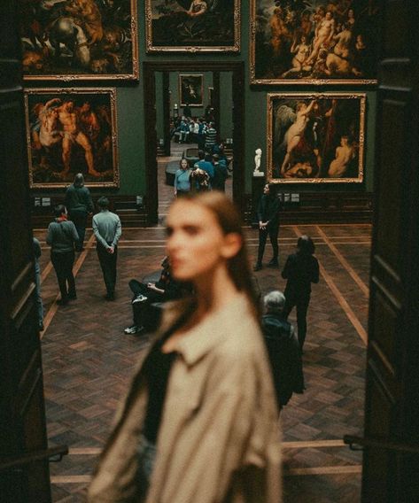 Museum Photography, Galleria D'arte, Shotting Photo, Foto Poses, Dark Academia Aesthetic, Academia Aesthetic, Jolie Photo, Photography Inspo, Aesthetic Photography