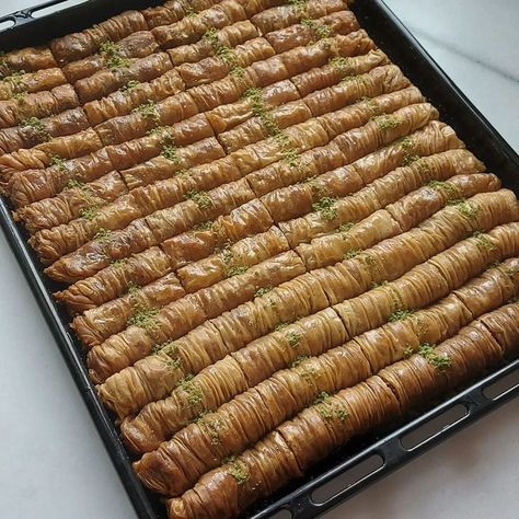 Baklava Yufkasından Burma Baklava Baklava Cheesecake, Fancy Desserts, Turkish Delight, Baklava, Grill Pan, Tulum, Cheesecake, Grilling, Pasta