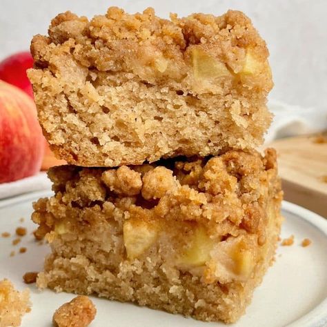 Up close view of vegan apple crumble cake. Vegan Apple Crumble, Crumb Topping Recipe, Apple Crumb Cake, Apple Coffee Cake, Apple Crumble Cake, Apple Crumb Cakes, Apple Coffee, Asian Cake, Apple Coffee Cakes