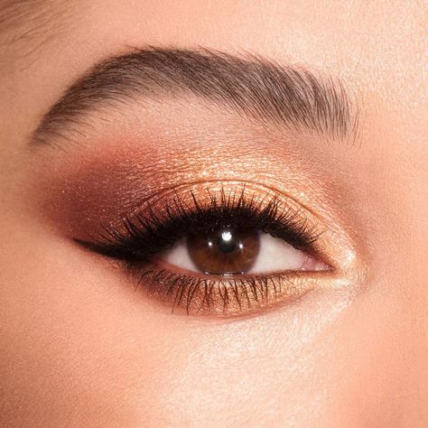 Charlotte Tilbury, MBE (@ctilburymakeup) • Instagram photos and videos Luxury Palette, Copper Eyeshadow, Maquillage On Fleek, Gold Makeup Looks, Wedding Eye Makeup, Gold Eye Makeup, Eye Makeup Pictures, Gold Eyeshadow, Eye Makeup Designs