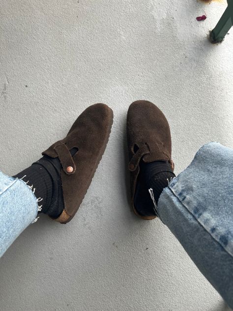 Boston Clogs Brown Outfit, Dark Boston Birkenstock Outfit, Fuzzy Birkenstocks Clogs, Birkenstock Clogs Colors, How To Style Burken Stocks Clogs, Birkenstock Clogs Mocha, Dark Brown Clogs Outfit, Birkenstock Boston Mocha Outfit, Brown Boston Clogs Outfit