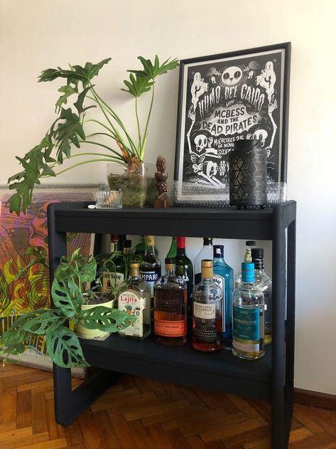 Where do you store your leftover bar bottles? The possibilities are endless. You can have a dedicated cart for alcohol, incorporate it into a row of bookshelves, or like in this case, use a console table adorned with some plants and art to make it unique. Console Table Liquor, How To Store Alcohol Bottles At Home, Alcohol Cart, Liquor Table, Decanter Display, Bar Buffet, Homemade Liquor, Art To Make, Bar Cart Styling