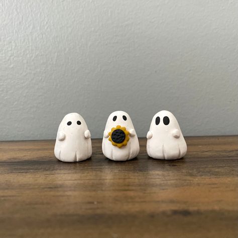 Ghost Clay Figures, Fimo Halloween Ideas, Simple Clay Art For Beginners, Air Dry Clay Figurine, Small Clay Crafts, Ghost Figurines, Clay Ghosts, Fimo Halloween, Halloween Figurine