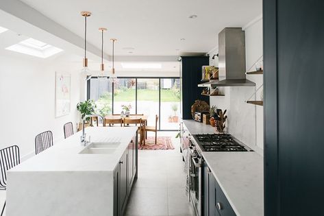 Side Return Kitchen Extension - Image By Adam Crohill Victorian Terrace Kitchen, Victorian Kitchen Extension, Side Return Kitchen Extensions, Kitchen Diner Extension, Terrace Kitchen, Open Plan Kitchen Dining Living, Open Plan Kitchen Diner, Kitchen Conversion, Open Plan Kitchen Dining