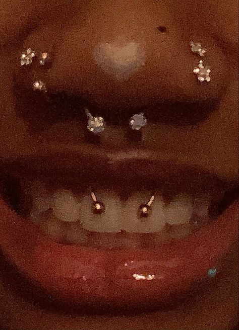 Smiley Piercing On Black Women, Gold Face Piercings, Face Piercings Women, Frog Eyes Piercing, Dna Tattoo, Cute Nose Piercings, Smiley Piercing, Cool Ear Piercings, Pretty Ear Piercings