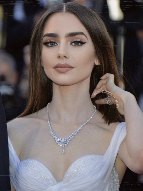 Lily Collins Makeup, ليلي كولينز, Prom Makeup For Brown Eyes, Makeup Pengantin, Formal Makeup, Bride Makeup, Maquillaje Natural, Lily Collins, American Beauty