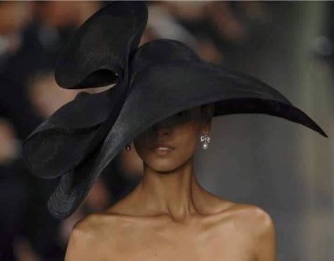 Fancy Hats Classy, Paris Moodboard, Textiles Ideas, Evening Hat, Big Hats, Classy Hats, Green Neon, Prom Ideas, Elegant Hats