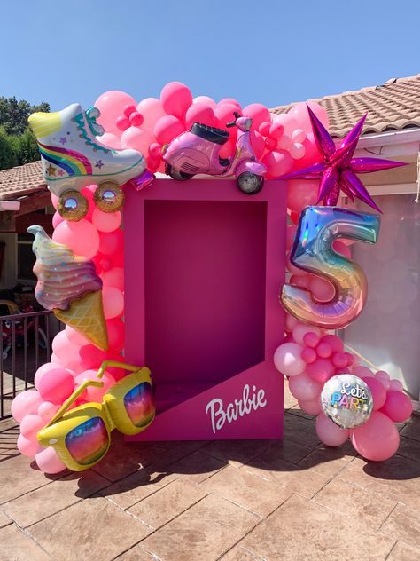 Barbie Box - Photo Booth Barbie Box Birthday, Barbie Ballons Decoration, Neon Barbie Party, Barbie Party Balloons, 2nd Birthday Barbie Theme, Barbie Birthday Theme Decoration, Barbie Themed 3rd Birthday Party, Barbie Photo Shoot Ideas, Birthday Theme Barbie