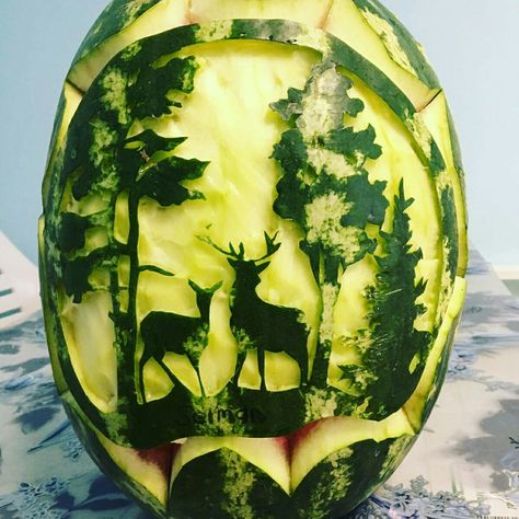 Carved Watermelon Ideas, Watermelon Creations, Carved Watermelon, Watermelon Bowl, Food Garnish, Vegetable Art, Produce Displays, Fruit Decoration, Watermelon Art