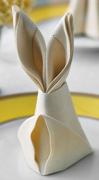 Easter Napkin Folding, Bunny Napkin Fold, Fancy Napkin Folding, Easter Dinner Table, Diy Osterschmuck, Creative Napkins, Easter Napkins, Bunny Napkins, Diy Napkins