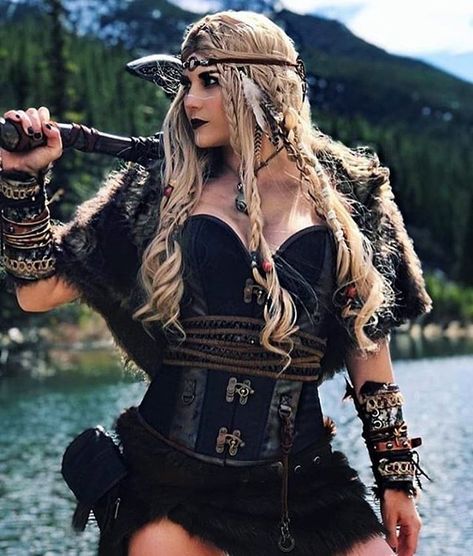 Beautiful and strong @lady_gypsysandfeet 😍⚔❤ - Follow @shieldmaidensworld for more👈🏻 - Use #shieldmaidensworld to get featured📸 -… Female Viking Costume, Viking Halloween Costume, Vikings Halloween, Viking Queen, Viking Warrior Woman, Viking Party, Costume Viking, Viking Cosplay, Viking Metal