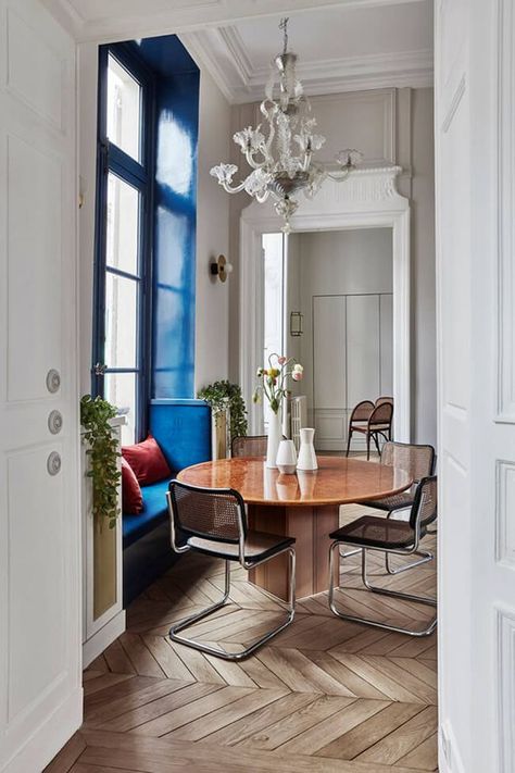 Blue and green in a Paris apartment | Desire To Inspire | Bloglovin’ Interior Design Minimalist, Breakfast Nooks, Paris Apartments, Design Del Prodotto, Dining Room Inspiration, Interior Architect, Eclectic Interior, Eclectic Home, Apartment Interior