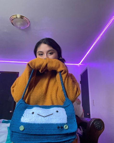 Wmo messenger bag Bmo Crochet, Crochet Messenger Bag, Insta Post, Crochet Ideas, Crochet Designs, Adventure Time, Straw Bag, Messenger Bag, Yarn