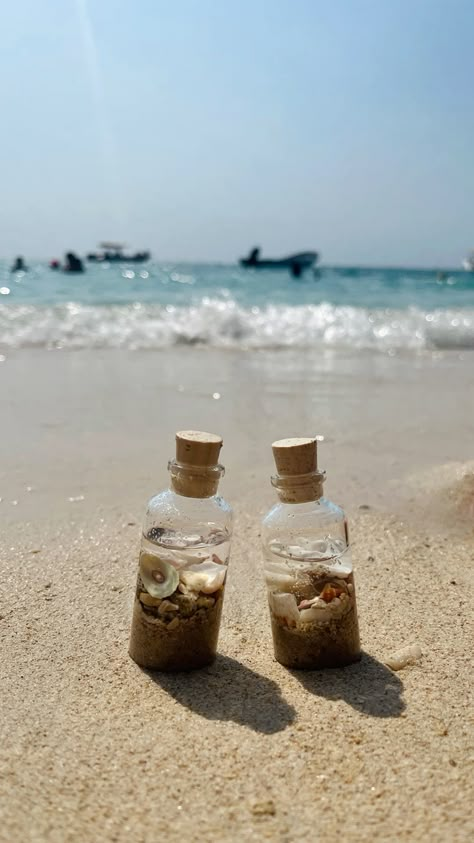 Recuerdos de pareja de la playa en vidrio con corcho, con conchas de mar, arena y agua dentro Things To Make Out Of Sea Shells, Seashell Containers, Stuff To Do At The Beach, Things To Do At The Beach, Ocean In A Jar, Sea In A Bottle, Beach In A Jar, Ocean In A Bottle, Beach In A Bottle