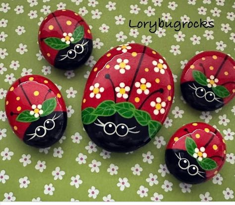 Painting Ladybugs, Christmas Pebble Art, Painted Garden Rocks, Ladybug Rocks, Garden Rock Art, Diy Rock Art, Ladybug Art, Stones Art, Stone Art Painting