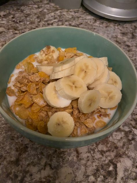 Almond honey bunches of oats with sliced banana Oats With Banana, Honey Bunches Of Oats, Sliced Banana, Main Course Dishes, Healthy Food Inspiration, Snacks For Work, Homemade Snacks, Vegetarian Food, Lunch Snacks