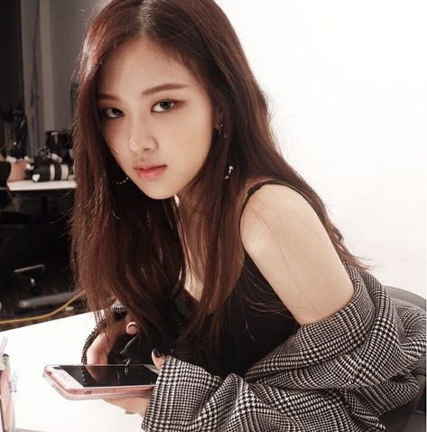 Rose Brown Hair Blackpink, Rosé 2016 Blackpink, Rosé Icons Dark, Rosé Blackpink Black, Blackpink Rosé Icons, Rosé Blackpink Icons, Black Brown Hair, Blackpink Debut, Hair Icon