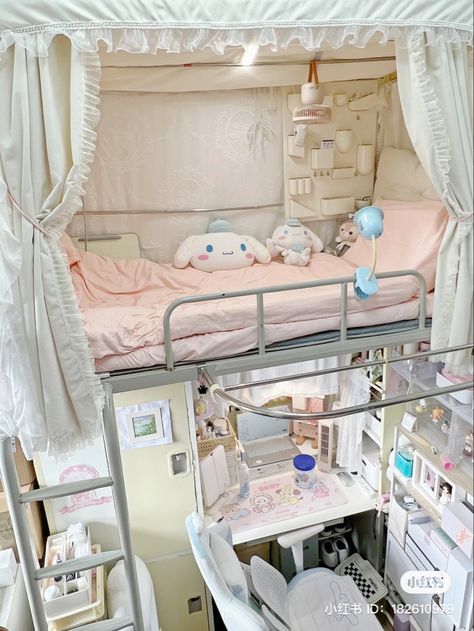 Kawaii Small Bedroom, 3 Person Bedroom Ideas Small Spaces, Kawaii Room With Loft Bed, Loft Bed Ideas With Curtains, Small Room With Bunk Beds Ideas, Top Bunk Bed Decorating Ideas Aesthetic, Chinese Dorm Room, Kawaii Bunk Bed, Loft Bed Cozy