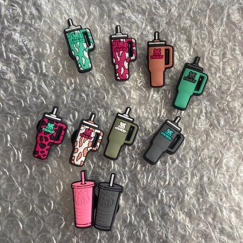 Cute Croc Jibbitz Ideas, Crock Charms, Cool Crocs, Crocs With Charms, Charms Crocs, Stanley Accessories, Crocs Charms, Crocs Accessories, Trendy Water Bottles