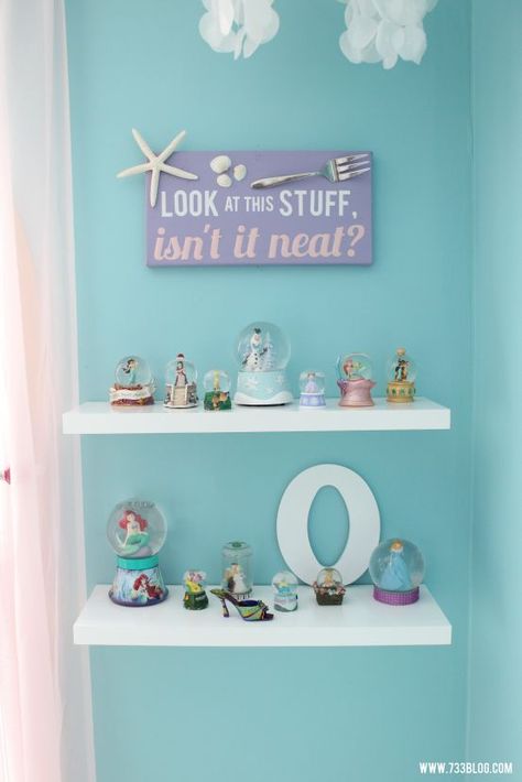 Little Girl's Mermaid Themed Room - lots of DIY Ideas to recreate! "Look at this stuff, isn't it neat?" Mermaid Decor Bedroom, Casa Disney, Mermaid Bathroom Decor, Deco Disney, Ideas Habitaciones, Disney Bedrooms, Mermaid Bedroom, Mermaid Bathroom, Tema Disney