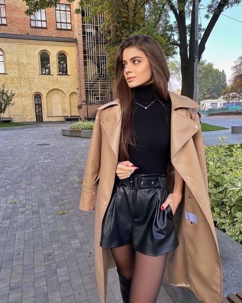 Winter Shorts Outfits, Short Cuir, Fall Trends Outfits, Paris Outfits, Shorts Outfit, Looks Black, Versatile Outfits, Outfit Women, Casual Winter Outfits