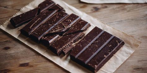 Dark chocolate contains a high concentration of flavonoids and polyphenols, which are two antioxidants that have major health benefits. Dark Chocolate Benefits, Chocolate Benefits, Types Of Chocolate, Iron Rich Foods, Bbc Good Food Recipes, Köstliche Desserts, Rocky Road, Best Chocolate, Puddings