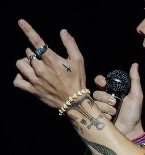 Tattoo Mafia, Harry Styles Hands, Harry 1d, Harry Styles Aesthetic, Harry Styles Wallpaper, Harry Styles Pictures, Harry Styles Photos, Mr Style, Harry Edward Styles