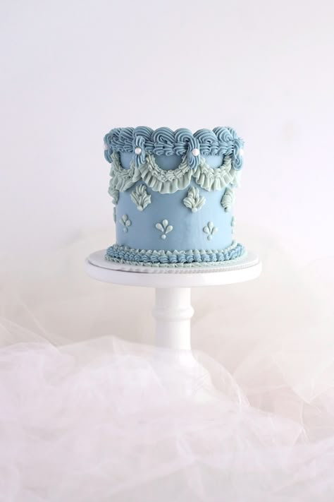 Blue Victorian Cake, Light Blue Vintage Cake, Vintage Style Cakes, Vintage Cake Design Birthdays, Mini Vintage Cake, Vintage Cakes Birthday, Vintage Buttercream Cake, Blue Vintage Cake, Birthday Cake Photography