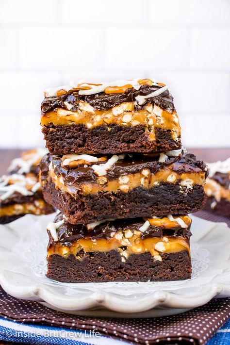 Brownies With Pretzels, Sweet And Salty Desserts, Caramel Pretzel Brownies, Salted Caramel Brownie Recipe, Salty Sweet Desserts, Caramel Brownies Recipe, Chewy Bars, Pretzels Chocolate, Salty Desserts