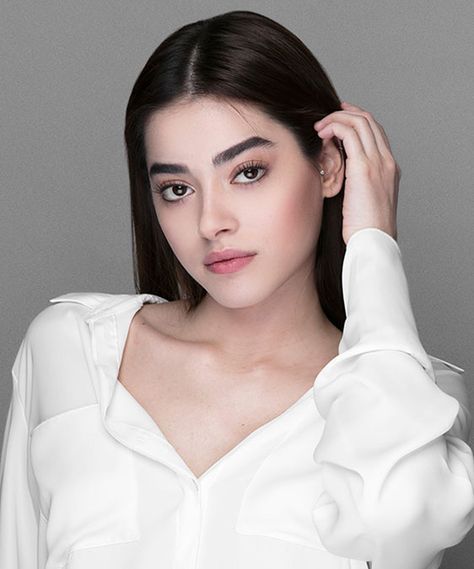 Simay Barlas was born in 5 May 1998 in Istanbul. After graduation, she made her debut with her role as Oyku at a successful Turkish series Broken Pieces Bride Photos Poses, Bold Makeup Looks, After Graduation, Turkish Actress, Turkish Drama, Turkish Women Beautiful, Broken Pieces, Bold Makeup