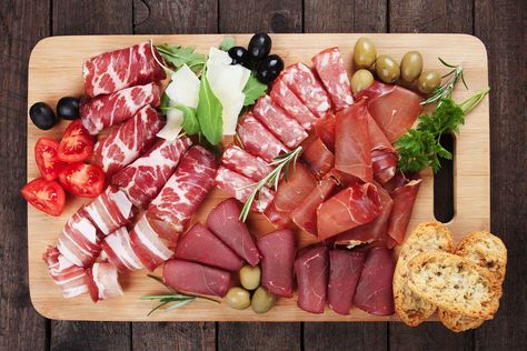 Charcuterie Cured Meat Platter, Vegetarian Pate, Charcuterie Board Meats, Wedding Buffet Food, Plateau Charcuterie, Caprese Skewers, Culinary Classes, Antipasto Platter, Meat Platter