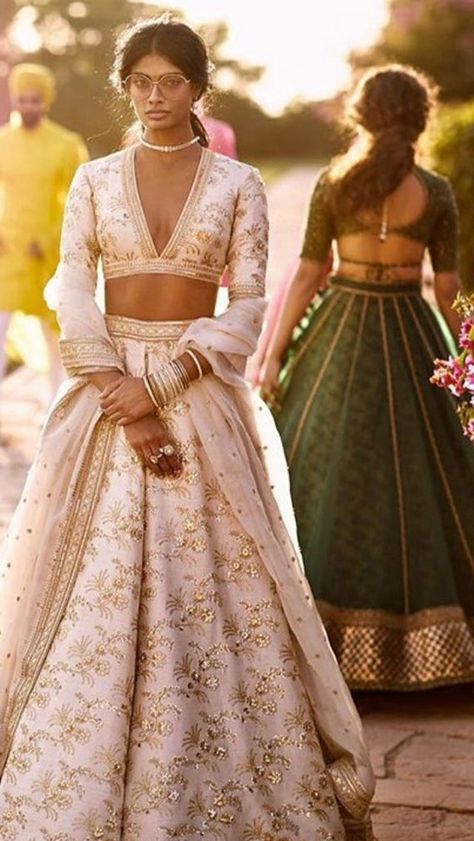 Sabyasachi Lehenga Bridal, भारतीय दुल्हन संबंधी, Orang India, Pengantin India, Sabyasachi Bride, Raw Silk Lehenga, Sabyasachi Lehenga, Nikkah Dress, Ritu Kumar