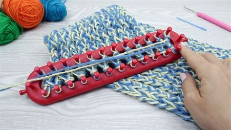 How to Knit a Scarf on a Loom (with Pictures) - wikiHow Loom Scarf Easy Diy Tutorial, Loom Knitting Projects For Beginners, Loom Socks, Diy Knitting Loom, Loom Knitting Scarf, Loom Knitting Patterns Hat, Knit A Scarf, Loom Knitting For Beginners, Round Loom Knitting