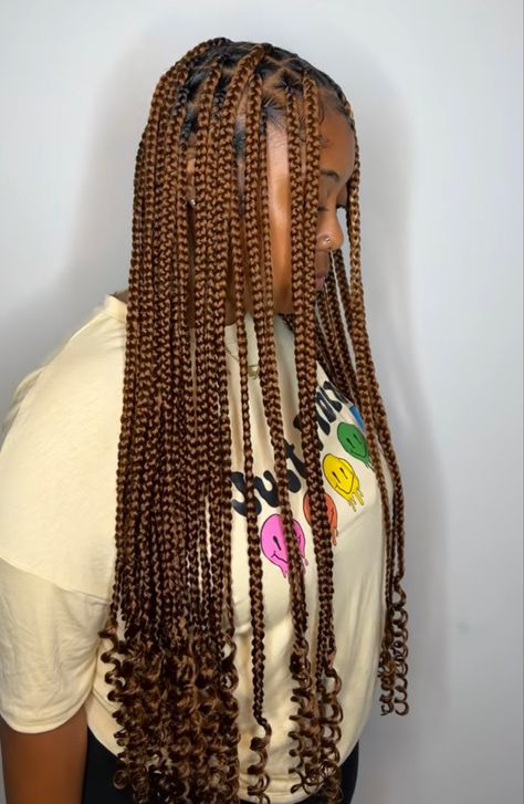 Knotless Braids With Color Curly Ends, Knotless Box Braids Hairstyles For Black Women, Brown Braided Hairstyles For Black Women, All Brown Braids, Brown Hair Colors Braids, Dark Brown Knotless Braids With Curls, Box Braids Hairstyles Brown, Brown Braids On Black Hair, Brown Knotless Box Braids Medium