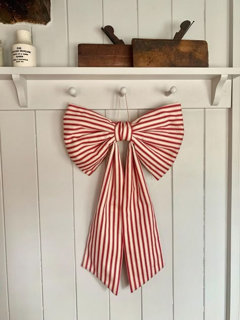 25 Christmas Bow Decorating Ideas » Lady Decluttered Christmas Bow For Door, Christmas Bow Decorations, Christmas Exterior Decor, Christmas Door Bow, Christmas Tree Bow Topper, Fabric Christmas Decorations, Bow Decorations, Bow Garland, Door Bow