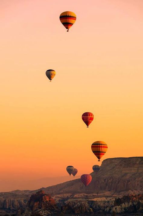 Hot Air Balloons over The Desert Hot Air Balloon Rides, Air Balloon Rides, Hot Air Balloons, Air Balloons, Jolie Photo, Zeppelin, Hot Air Balloon, Air Balloon, Belle Photo