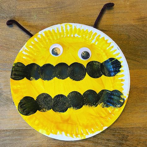 Easy bee craft Easy Bee Craft, Bee Craft, Paper Plate Crafts, Bee Crafts, Yellow Paper, Bugs And Insects, Paper Plate, Paper Plates, Bumble Bee