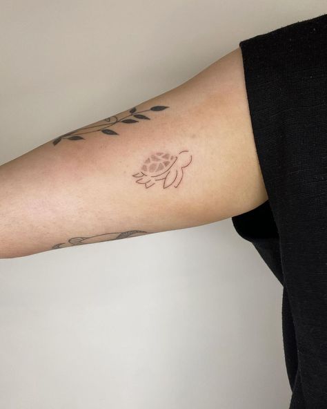 Lil Turtle Tattoo, Small Ribcage Tattoos For Women, Turtle Drawing Tattoo, Attractive Small Tattoos, Fine Line Sea Turtle Tattoo, Small Sea Turtle Tattoos For Women, Small Turtle Tattoos For Women, Minimalist Turtle Tattoo, Vietnam Tattoo Ideas