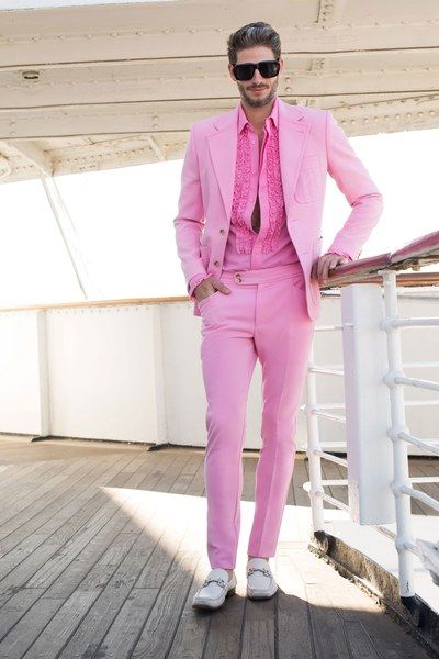 Trina Turk Spring 2019 Ready-to-Wear Collection - Vogue Pastel Mens Fashion, Pink Suit Men, Prom Suits For Men, White Dress Shoes, Wedding Outfit Men, Monochrome Outfit, Bright Fashion, Rainbow Fashion, Prom Suits