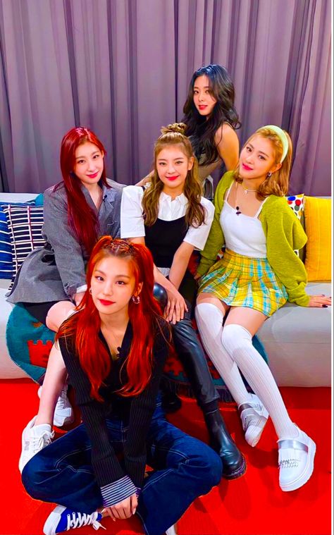 Icon Itzy Ot5 Aesthetic, Itzy Group Photo Wallpaper, Itzy Ot5 Wallpaper, Itzy Group Photo, Ot5 Itzy, Itzy Group, Itzy Ot5, Betty Cooper Riverdale, Yeji Yuna