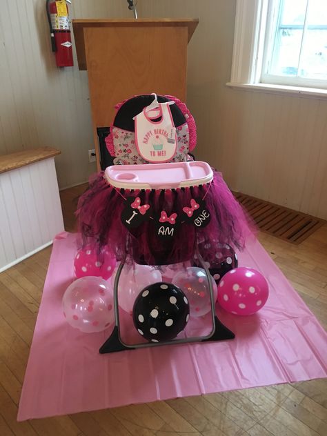 Minnie Mouse High Chair Decoration, High Chair Decorations, Toddler Birthday Outfit, Baby First Birthday Themes, Donut Themed Birthday Party, Minnie Mouse Birthday Party Decorations, Minnie Mouse First Birthday, Mickey Theme, Minnie Mouse 1st Birthday