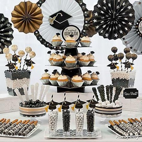 Sweets Table Ideas, Graduation Party Treats, Dessert Table Graduation, Graduation Desserts, Graduation Party Cake, Gold Graduation Party, Graduation Party Foods, Graduation Party Diy, Graduation Cupcakes