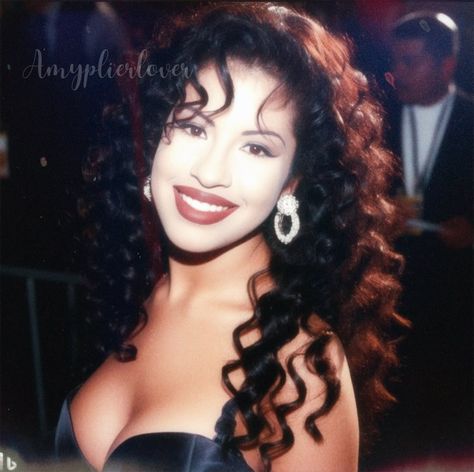 Selena Inspired Makeup, Selena Quintanilla Curly Hair, Selena Quintanilla Bangs, Selena Black And White, Selena Quintanilla Hair, Selena Halloween, Selena Aesthetic, Selena Quintanilla Makeup, Sigma Makeup