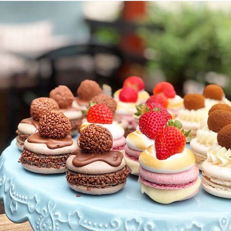 Pastries Ideas To Sell, Macarons Shapes, Sweet Treats To Sell, Vanilla Tiramisu, Marshmallow Macaron, Cute Macaroons, Tiramisu Macarons, Cute Macarons, Macaron Ideas