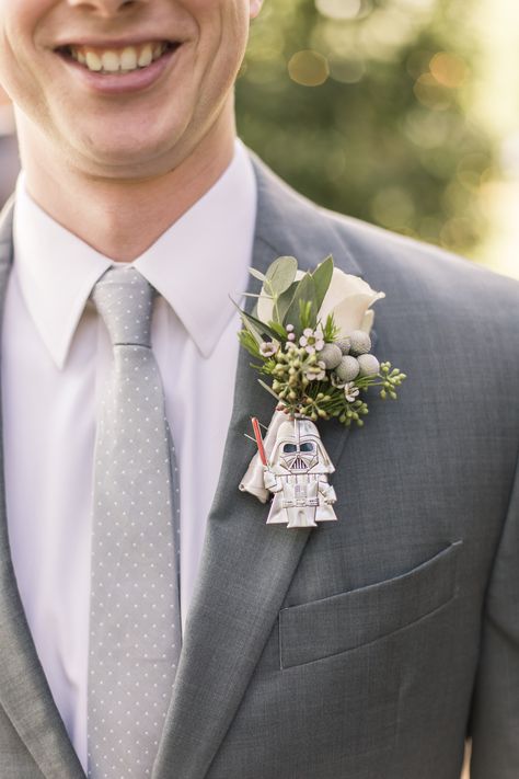 Star Wars Boutonniere, Star Wars Wedding Theme Ideas, Wedding Star Wars, Star Wars Themed Wedding, Star Wars Wedding Cake, Casual Groom Attire, Star Wars Wedding Theme, Galaxy Wedding, Casual Grooms