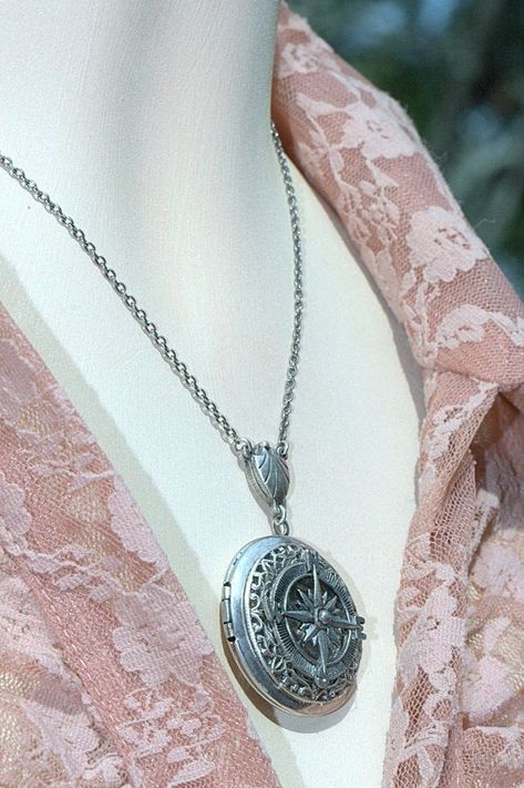 Compass Locket, Compass Jewelry, Silver Locket Necklace, Van Morrison, Compass Design, Style Steampunk, Circle Template, Sister Jewelry, Friend Bff